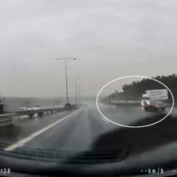 Kaygan yolda feci kaza: TIR şarampole devrildi