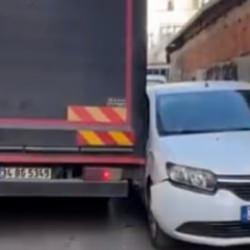 Fatih'te kamyon park halindeki ara&ccedil;lara &ccedil;arparak sokaktan ge&ccedil;ti