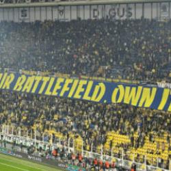 Fenerbahçe taraftarından futbolculara Galatasaray mesajı! Tribünde gündem olan pankart