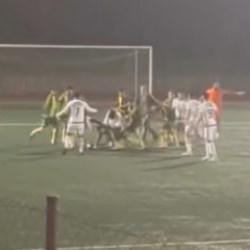 Futbolcular birbirlerini acımasızca dövdü: Kavga saniye saniye kaydedildi