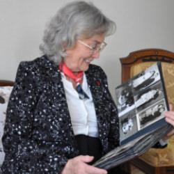 Gezeravcı uzaya gitmeden Mukaddes &ouml;ğretmenden helallik aldı, d&ouml;n&uuml;nce elini &ouml;pt&uuml;