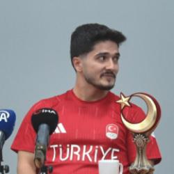 Halterci Muhammed: 'Şarkı söyleyerek rakiplerimi şaşırtıyorum'