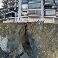 İnşaat alanında g&ouml;&ccedil;&uuml;k: Yan apartman tahliye edildi