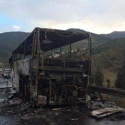 İstanbul-İzmir Otoyolu'nda yanan otob&uuml;s kullanılamaz hale geldi