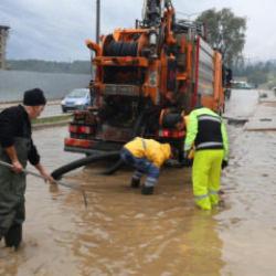 İzmir'i sağanak vurdu: R&uuml;zgar nedeniyle cami minaresi devrildi