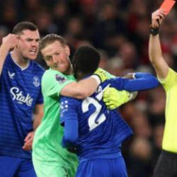 Takım arkadaşına tokat atmanın bedelini ağır ödedi!