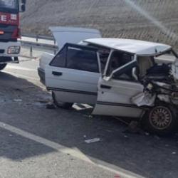 Kamyona arkadan çarpan araç hurdaya döndü: 1 ölü 1 yaralı