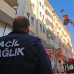 Kars'ta 6 katlı binada yangın; 1'i çocuk 3 kişi dumandan etkilendi