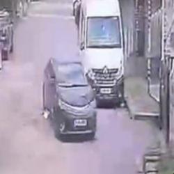 Kocaeli&rsquo;de el freni &ccedil;ekilmeyen otomobil bah&ccedil;e duvarına &ccedil;arptı