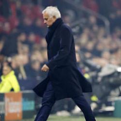 Mourinho taca çıkan topu alıp yedek kulübesinin arkasına attı: Saha karıştı