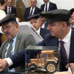 Veli Ağbaba'nın şovları fena patladı!  Nevşin Meng&uuml; de eleştirdi