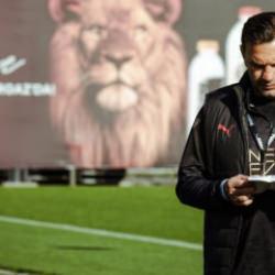 Okan Buruk sert yüzünü gösterdi: 3 futbolcunun biletini kesti