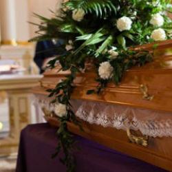 Öldü sanıp tapınağa getirdiler! Tabuttan gelen sesle cenaze durdu!  