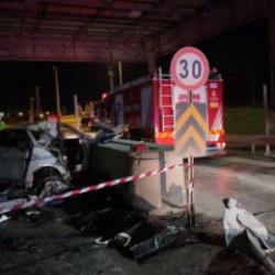 Otomobil gişelere saplandı: Gen&ccedil; doktordan acı haber!