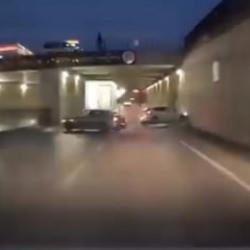 Otomobiliyle makas atarken kaza yaptı: Ara&ccedil; kamerasına yansıdı