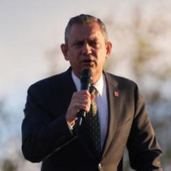 &Ouml;zg&uuml;r &Ouml;zel pisliklerin &uuml;zerini &ouml;rtmekle meşgul