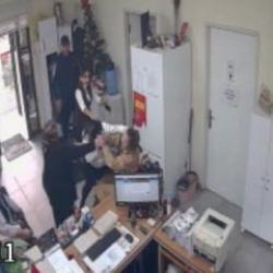 Pendik'te belge krizi! Muhtarın dövüldüğü anlar kamerada 