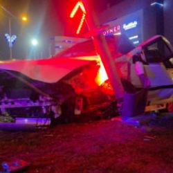 Polisten ka&ccedil;an s&uuml;r&uuml;c&uuml; ortalığı savaş alanına &ccedil;evirdi