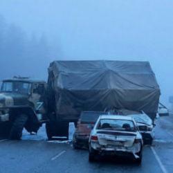 Rus askeri kamyonu 4 aracı ezdi Feci kaza kamerada