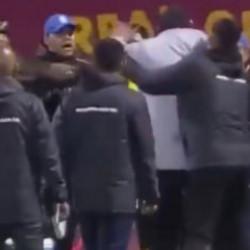 Sahada resmen savaş çıktı: Maç bitti 17 isim kırmızı kart gördü! Polisler araya zor girdi