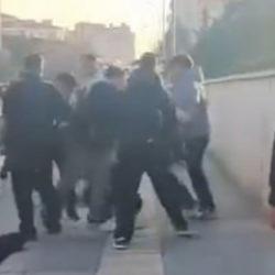 Sincan’da çocuklar arasında kavga: Yere düşen çocuğu defalarca tekmeledi