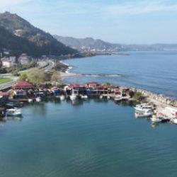 S&uuml;rmene&rsquo;yi televizyonda izlemeye doyamadılar! A&ccedil;ık hava plato&shy;suna d&ouml;n&uuml;şt&uuml;