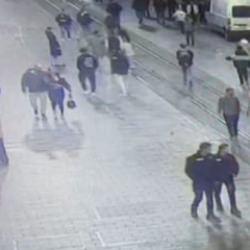 Taksim&rsquo;de kaldırımda uyuyan kişinin cebinden telefonunu &ccedil;alan ş&uuml;pheli tutuklandı