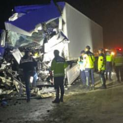 TIR, emniyet şeridinde park halindeki otobüse çarptı: Çok sayıda yaralı var!