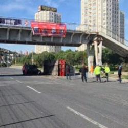İstanbul'da TIR &uuml;st ge&ccedil;ide &ccedil;arptı: Yol trafiğe kapatıldı!