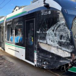 Tramvay ile çöp kamyonu çarpıştı: 3 yaralı