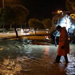Turizm beldesi sağanağa teslim oldu! Ev ve iş yerlerini su bastı