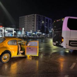 Uşak'ta otob&uuml;se arkadan &ccedil;arpan otomobildeki 3 kişi yaralandı