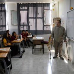 Yanlış iğneyle engelli kalan Veli &ouml;ğretmen 22 yıldır azmiyle &ouml;ğrencilerine &ouml;rnek oluyor