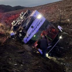 Yolcu otob&uuml;s&uuml; devrildi! Acı haber geldi! Ağır bilan&ccedil;o