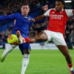 Zirvede fark 5'e düştü! Londra derbisi Manchester'a yaradı