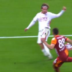 Türkiye'yi ayağa kaldıran pozisyon! 90+7'de hakem skandalı