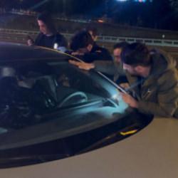 Aracını TEM'in ortasına çekip uykuya daldı! Camı baltayla kırıldı