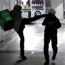 Rusya'da kan donduran anlar! Kurye, yaşlı kadının yüzüne böyle tekme attı