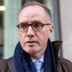 İngiltere'de Hughes istifa etti