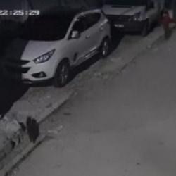Adana'da kan donduran anlar! 8 yaşındaki kızının başını arabaya vurup yere fırlattı
