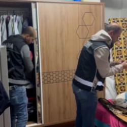 Adana'da silah ka&ccedil;ak&ccedil;ılığı yapan &ccedil;eteye film gibi baskın!