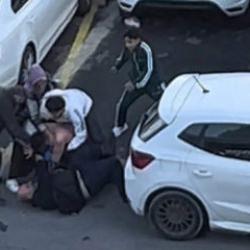 Adliye önü boks ringine döndü: İki aile yumruk yumruğa kavga etti