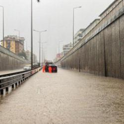 Alanya'da sağanak sonrası alt geçitte mahsur kalan 8 kişi kurtarıldı