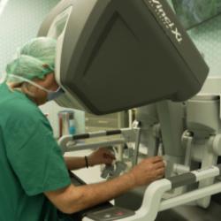 Ameliyatlarda yeni dönem! Neşterin yerini robot kolları alıyor