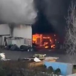 Arnavutköy'de TIR tamirhanesinde yangın