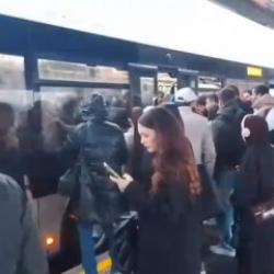 Avcılar'da metrobüs arızalandı: Duraklarda yoğunluk oluştu