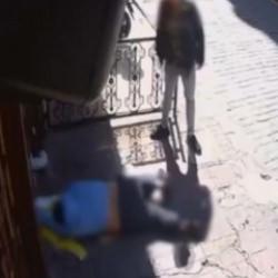 Beyoğlu&rsquo;nda yolda baygın halde yatan adamın telefonunu &ccedil;aldılar