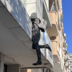 Bir binanın penceresindeki cansız mankeni gören polisi arayıp taş atıyor