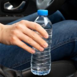 Bu yanlışı yapan yandı: Arabasına koyduğu su şişesi 500 bin TL zarara soktu!