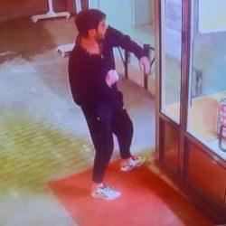 Cami kapısını yumruklayan şahıs hakkında karar verildi